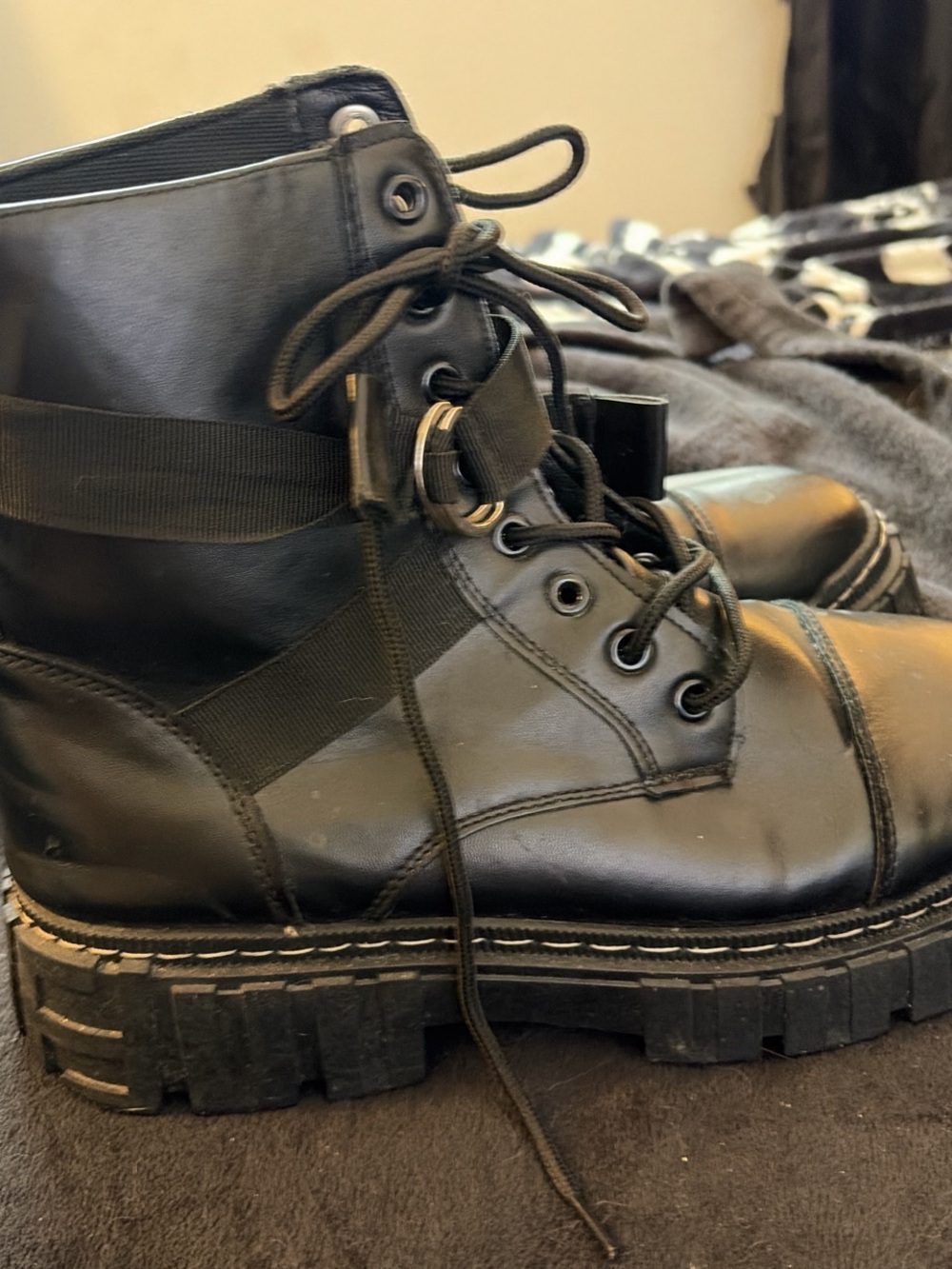 Source Unknown Black Leather Lace-Up Combat Boots with Rugged Lug Sole